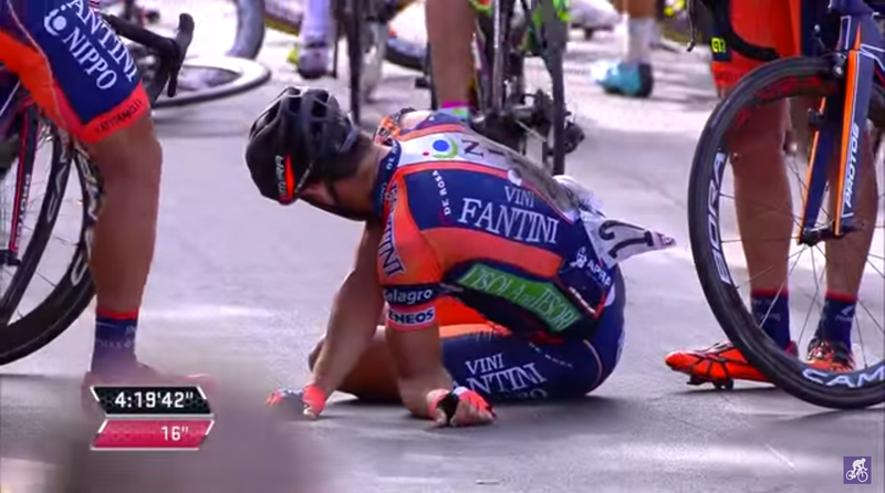 Illustration for article titled Cyclist Snaps The Shit Out Of His Arm In Giro D'Italia Crash